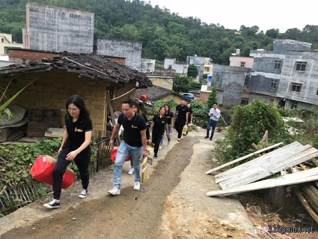 走在公益路上乐此不疲的宽裕人